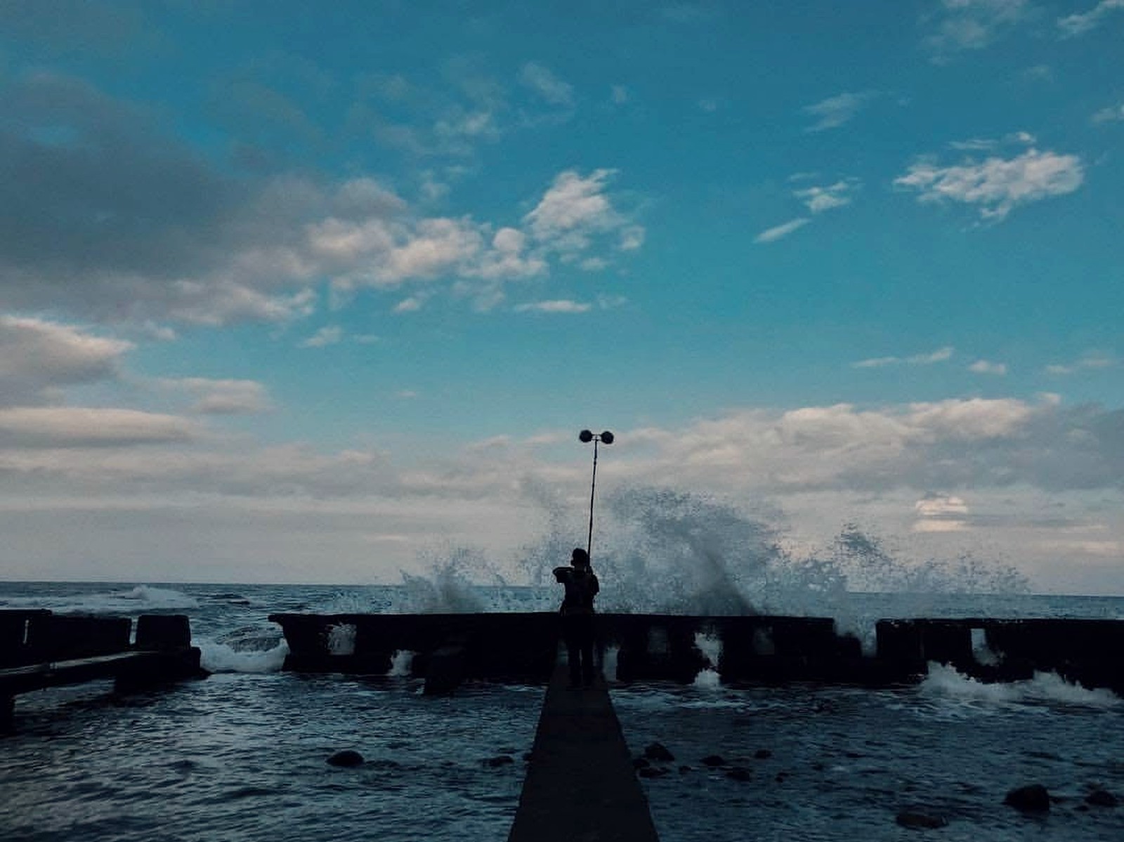 台灣海岸浪花與礁石